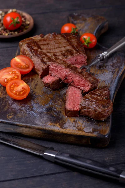 Vértes Szeletelt Marhahús Steak Paradicsom Fából Készült Háttér — Stock Fotó