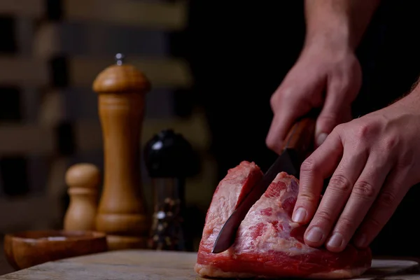 Slager Snijdt Rundvlees Koken Steak Keuken — Stockfoto