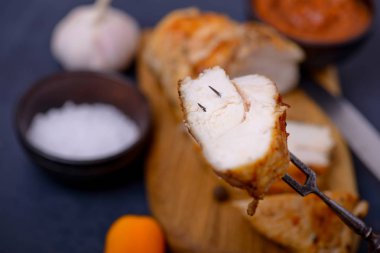 Dilim çatal üzerinde kızarmış tavuk pişirdim. Sos ve tatlı biber