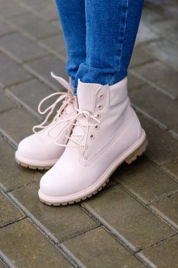 Kadının bacakları yakın çekim pembe çizme. Sokak moda