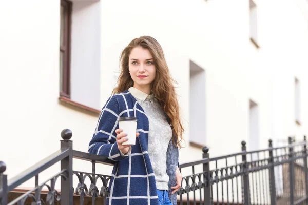Menina Feliz Com Café Nas Mãos Andando Longo Rua Estilo — Fotografia de Stock