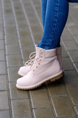 Mavi Jeans kadının ayak üzerinde pembe deri çizmeler