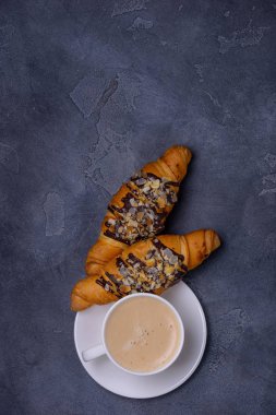 Üstten görünüm cofeee ve ay çöreği. Kahvaltı konsepti