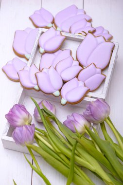 Mor laleler ve gingerbread çerezleri çiçek beyaz tablo şeklinde