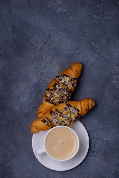 Üstten görünüm cofeee ve ay çöreği. Kahvaltı konsepti