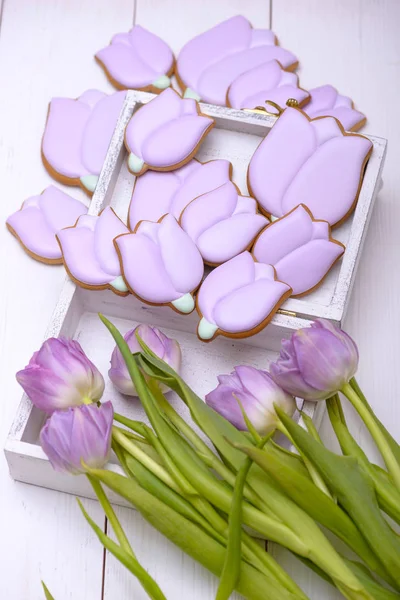 Mor laleler ve gingerbread çerezleri çiçek beyaz tablo şeklinde
