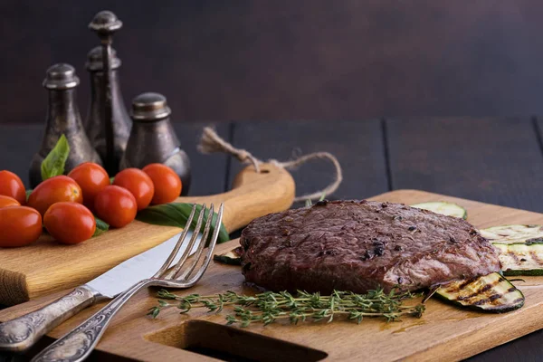 Filete de ternera a la parrilla con verduras y especias —  Fotos de Stock