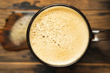 Bardakta köpüklü bira bardakta, bardakta bira bardağının üstünde.