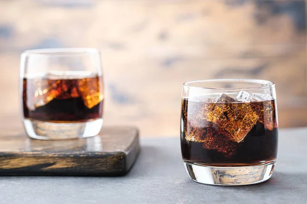 Close Dua Gelas Dengan Minuman Bersoda Latar Belakang Kayu — Stok Foto