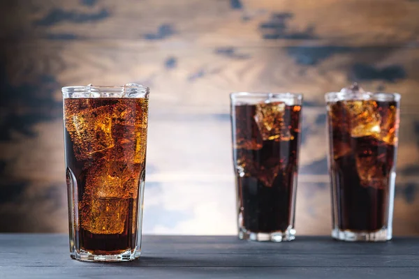 Drie Glazen Met Cola Ijsblokjes Koud Borreltje Houten Achtergrond — Stockfoto