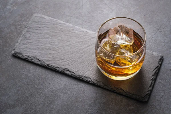 顶部看威士忌杯子与立方体 为您的文本复制空间 图库图片