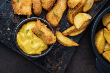 Soslu tavuk ve patates. Masanın üstünde.