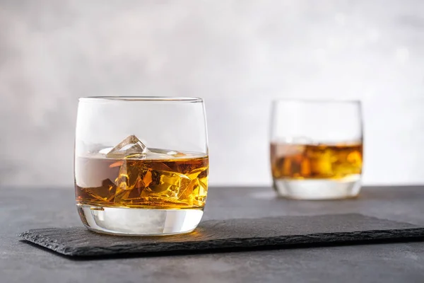 Close Whisky Mit Eiswürfeln Auf Grauem Hintergrund lizenzfreie Stockbilder