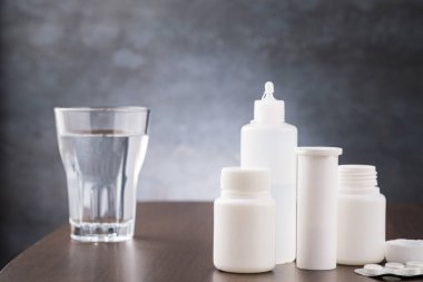 Cam su ve arvi ya da grip için ilaç. Metin için alanı kopyala