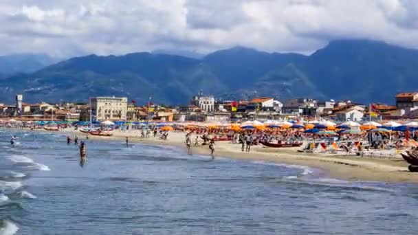 Uitzicht Het Toscaanse Strand Van Viareggio Italië Vroege Zomer — Stockvideo