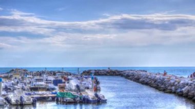 Zaman atlamalı, Marina di Massa Toskana yakınındaki küçük bir Marina görünümü