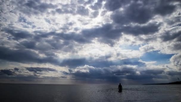 Tid Förflutit Föreställande Man Som Tar Simtur Havet Ensam — Stockvideo