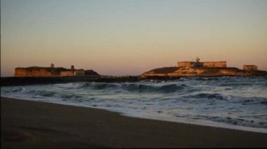 Güneşin doğuşunu adanın güneyinde Sicilya İtalya aşırı akımların önünde bekleyen