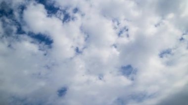 Zaman atlamalı, beyaz bulutlar rüzgar tarafından taşındı dizi
