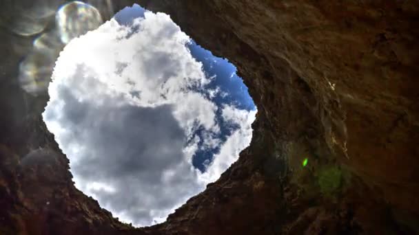 Zaman Atlamalı Yerinden Bulutların Bir Mağarada Bir Açılış Görüldü — Stok video