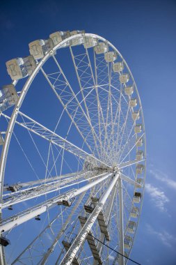 Viareggio Toskana İtalya mavi gökyüzünde yeni beyaz dönme
