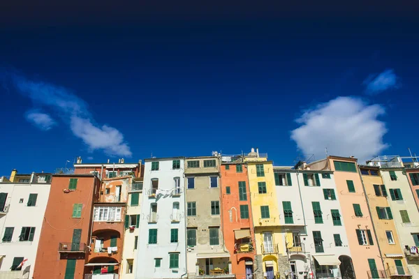 Typische Architektur Der Portovenere Italien Gekennzeichnet Durch Bunte Häuser — Stockfoto