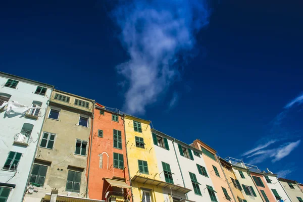Типичная Архитектура Портовенере Италия Характеризуется Разноцветными Домами — стоковое фото