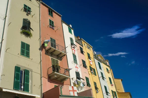Typowa Architektura Portovenere Włoch Charakteryzuje Się Wielokolorowe Domy — Zdjęcie stockowe