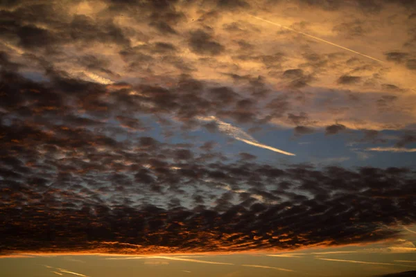 Passage Van Wolken Het Moment Voor Zonsopgang — Stockfoto