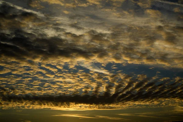 Die Passage Der Wolken Augenblick Vor Dem Morgengrauen — Stockfoto