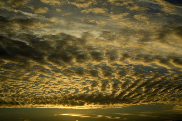 Paso Las Nubes Instante Antes Del Amanecer —  Fotos de Stock