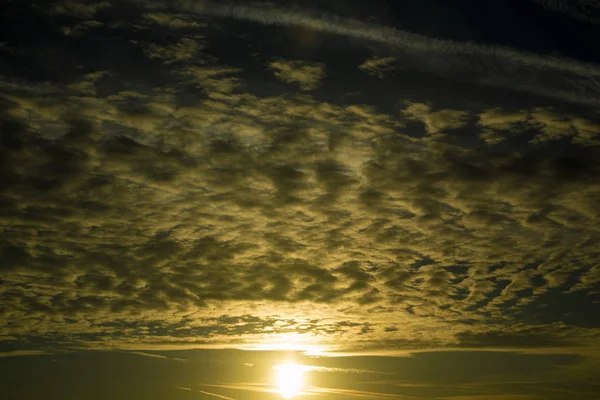 Passage Van Wolken Het Moment Voor Zonsopgang — Stockfoto