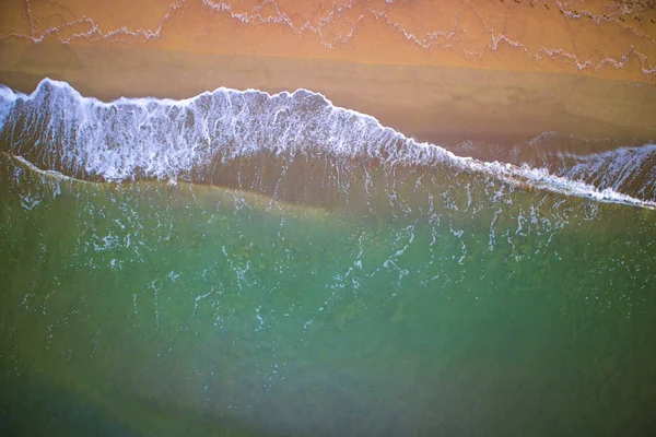 Вид Сверху Морские Волны Песчаном Пляже — стоковое фото