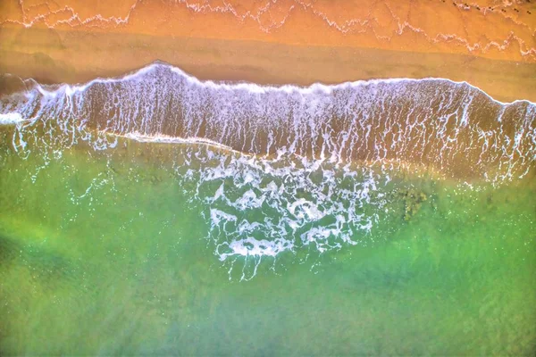 Vista Dall Alto Delle Onde Del Mare Sulla Spiaggia Sabbia — Foto Stock