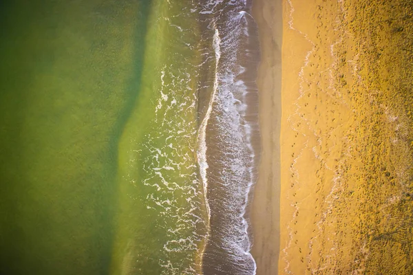 Vista Dall Alto Delle Onde Del Mare Sulla Spiaggia Sabbia — Foto Stock