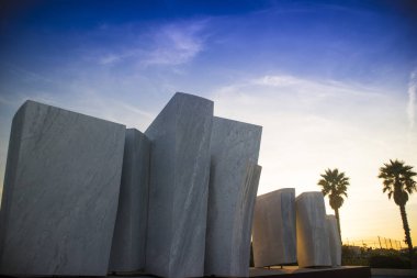 Carrara mermer bloklarını bir dizi sergi