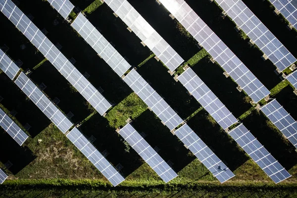 Серия Солнечных Панелей Производства Электроэнергии Средь Бела Дня — стоковое фото