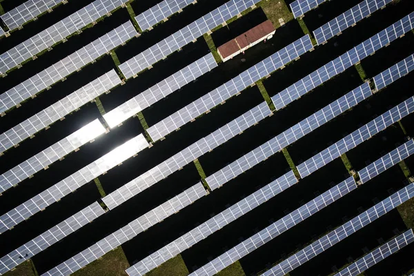 Серия Солнечных Панелей Производства Электроэнергии Средь Бела Дня — стоковое фото