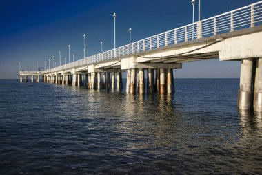 Marina di Massa Tuscany Ital beyaz iskeleye bakış