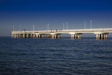 Marina di Massa Tuscany Ital beyaz iskeleye bakış