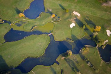 Yaz sonunda bir golf sahasının üstten görünüm