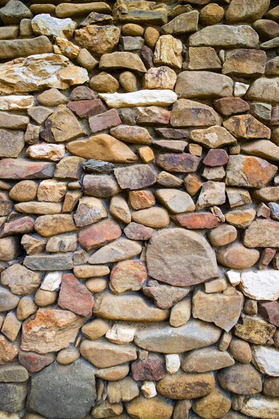 川の石を使って建てられた壁 — ストック写真