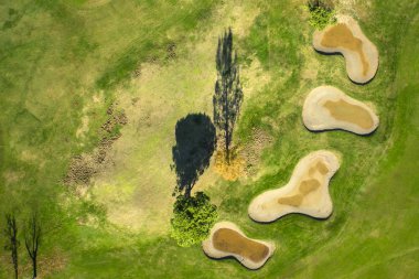 Sonbahar mevsiminde golf oyunu için hazırlanan bir alanın havadan görünümü