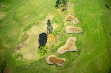Sonbahar mevsiminde golf oyunu için hazırlanan bir alanın havadan görünümü
