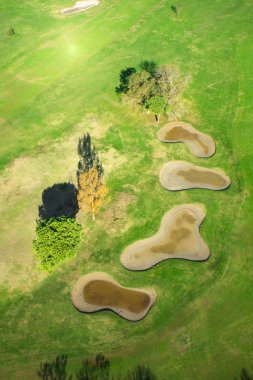 Sonbahar mevsiminde golf oyunu için hazırlanan bir alanın havadan görünümü