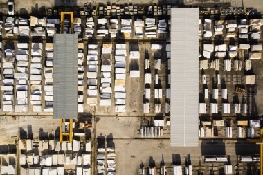 İşlem bekleyen mermer bir depo kullanılan bir alanının havadan görünümü.