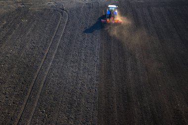 Sonbahar sezonu bir arazi hazırlığı mekanik havadan görünümü