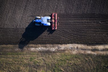 Sonbahar sezonu bir arazi hazırlığı mekanik havadan görünümü