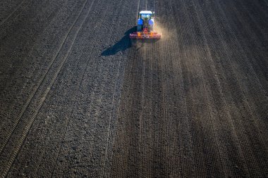 Sonbahar sezonu bir arazi hazırlığı mekanik havadan görünümü