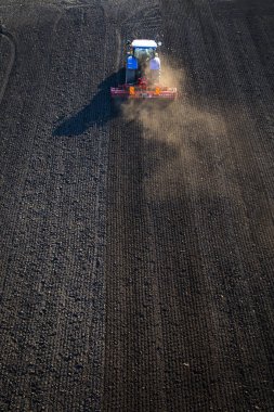 Sonbahar sezonu bir arazi hazırlığı mekanik havadan görünümü